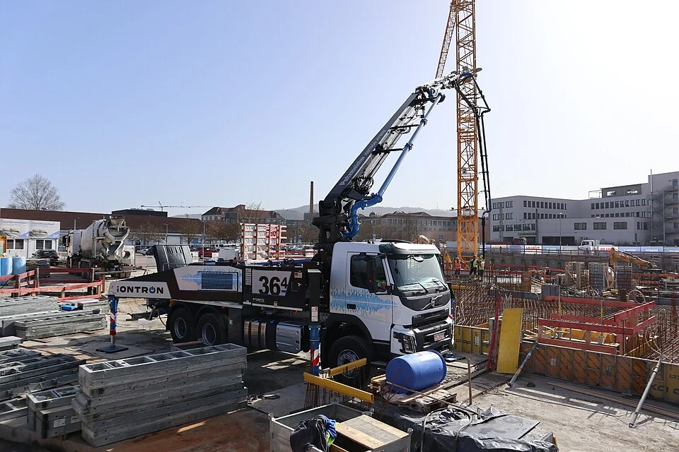 Bomba de betão Putzmeister M36-4 iONTRON; Alcance vertical 35,6 m; 4 secções.