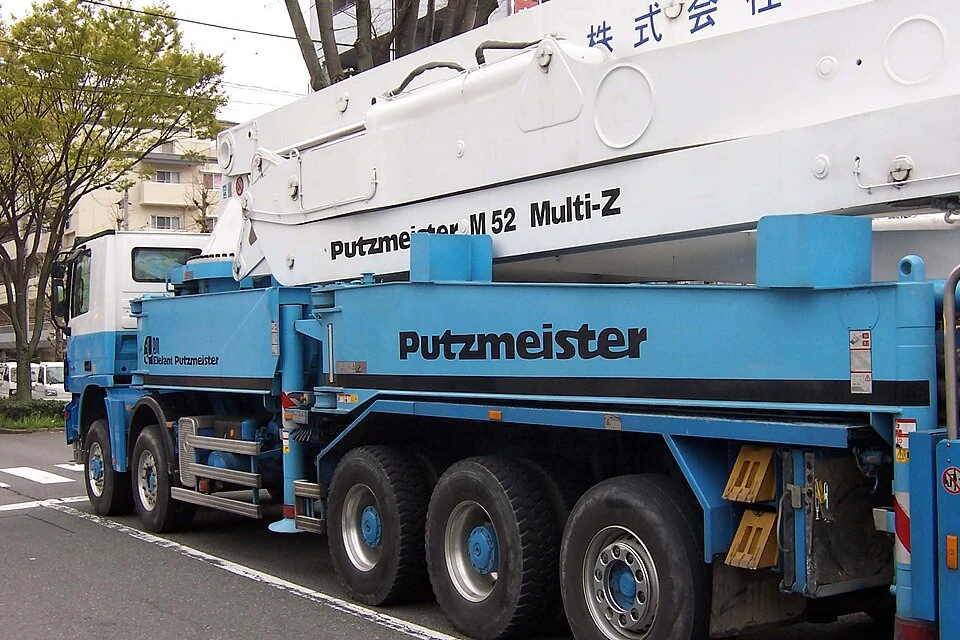 Bomba de betão Putzmeister M52 Multi-Z; Alcance vertical nominal 52 m.
