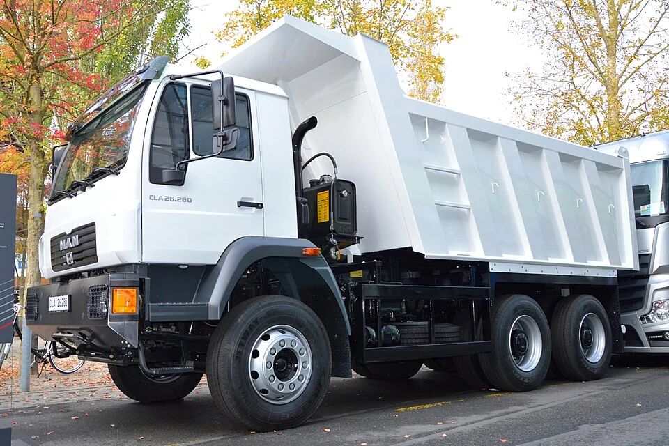 Camião basculante MAN CLA 26.280 6×4 — 3 eixos; peso bruto máximo autorizado 26 000 kg