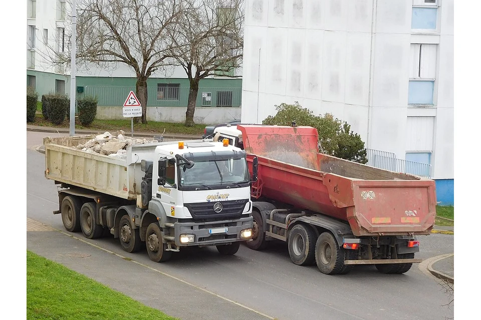 Camião basculante Mercedes-Benz Axor 3240 — 4 eixos; peso bruto máximo autorizado 32 000 kg