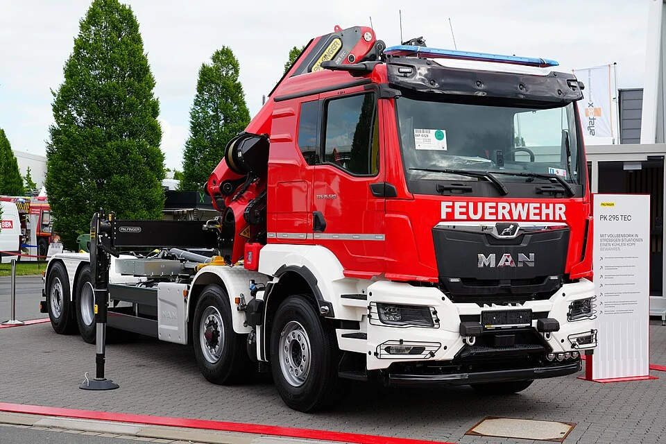 Camião grua 30 t·m — Palfinger PK295 TEC, fotografia de máquina real