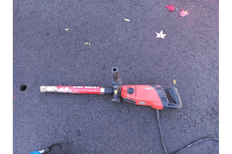 Caroteadora Hilti DD 150-U; Capacidade 8–162 mm; em betão húmido manual 8–131 mm; com suporte até 162 mm.