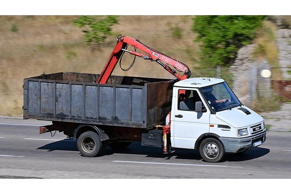 Carrinha de caixa aberta Iveco Daily 35-8 com grua Fassi — Caixa basculante com grua; GVW nominal 3,5 t