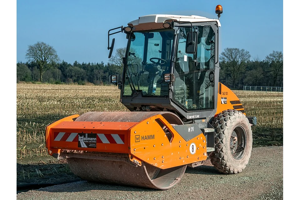Cilindro monocilindro (solos) HAMM H7i CompactLine; Peso operativo com cabina 6.540 kg.