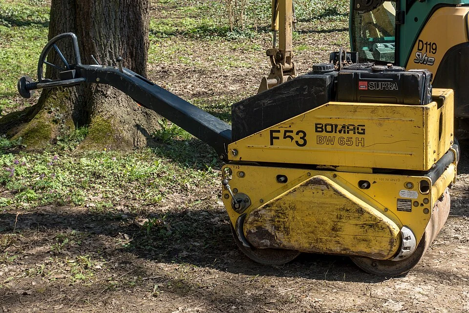 Cilindro pedonal BOMAG BW 65 H; Peso operativo de referência 757 kg; largura de trabalho 650 mm.