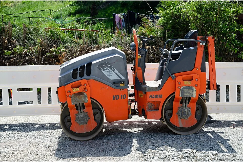 Cilindro tandem (asfalto) HAMM HD 10; Peso operativo 2.475 kg; rolos de 1.000 mm.
