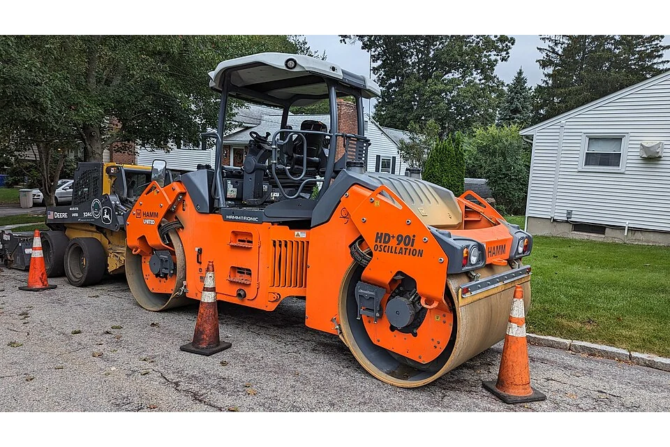 Cilindro tandem (asfalto) HAMM HD+ 90i Oscillation (VO); peso operativo com ROPS 9.315–9.320 kg; rolos de 168 cm.