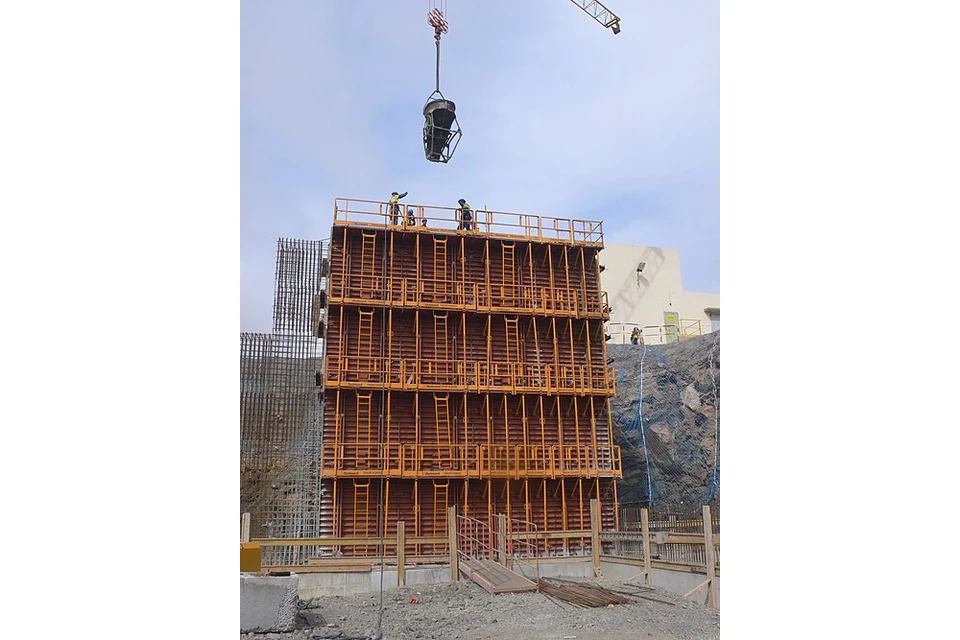 Cofragem de muro com painéis metálicos modulares Outinord B8000.