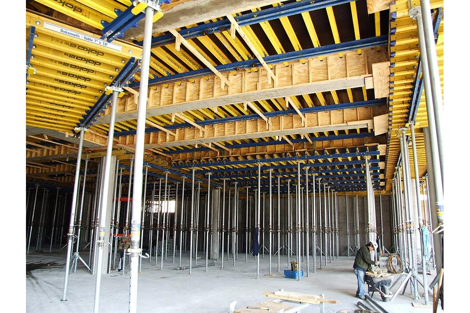 Mesas de cofragem modular reutilizável para lajes.