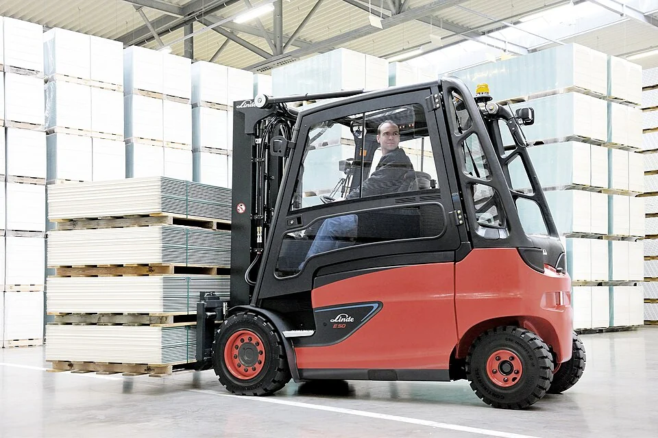 Empilhador elétrico 2,5 t — Linde E25, fotografia de máquina real