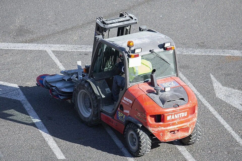 Empilhador todo-o-terreno 2,5 t — Manitou MH25-4, fotografia de máquina real