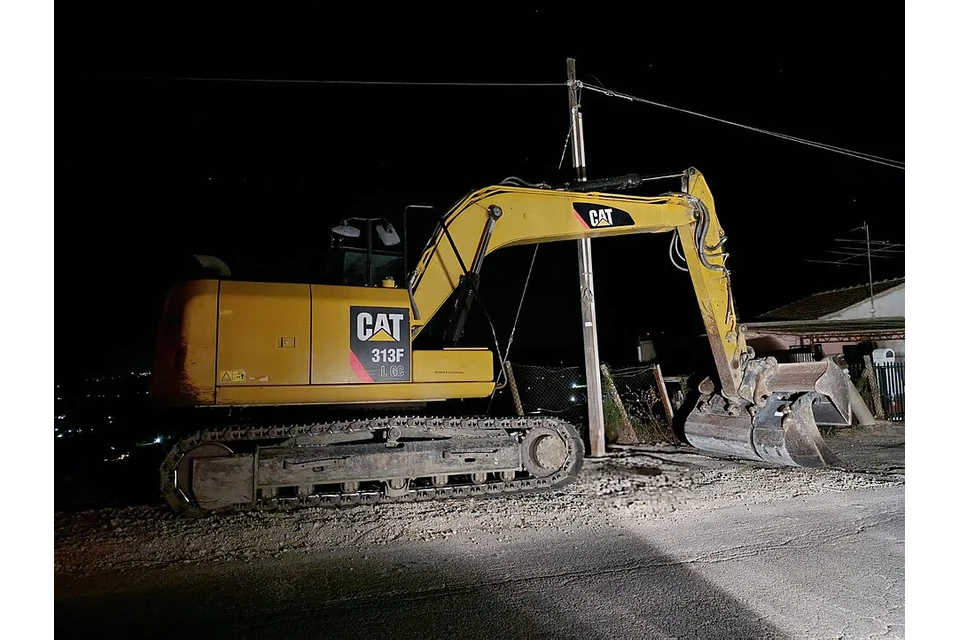 Escavadora giratória 13 a 14 t — fotografia real de Caterpillar 313F L GC