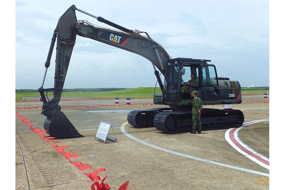 Escavadora giratória 20 a 22 t — fotografia real de Caterpillar 320D