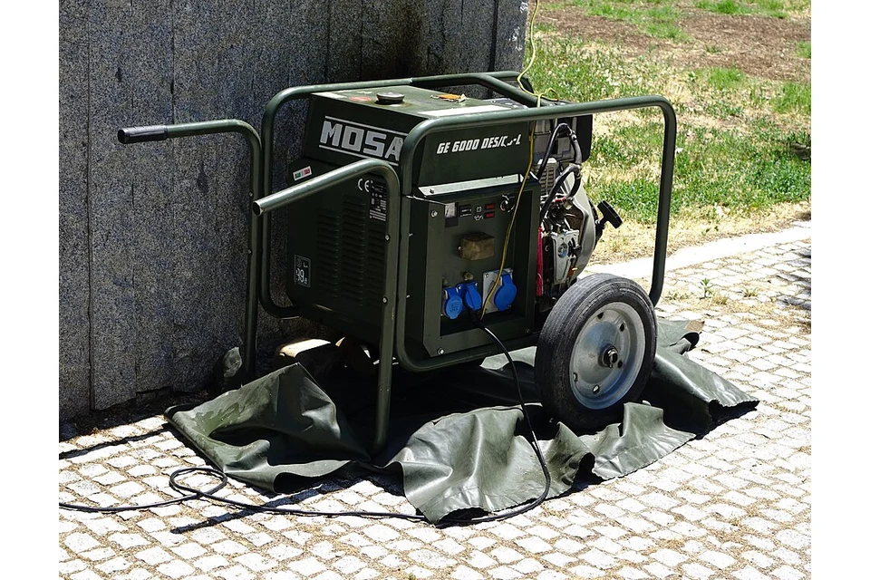 Gerador portátil MOSA GE 6000 DES/GS-L, versão militar monofásica de 6 kVA (5,4 kW), 230 V e 50 Hz.