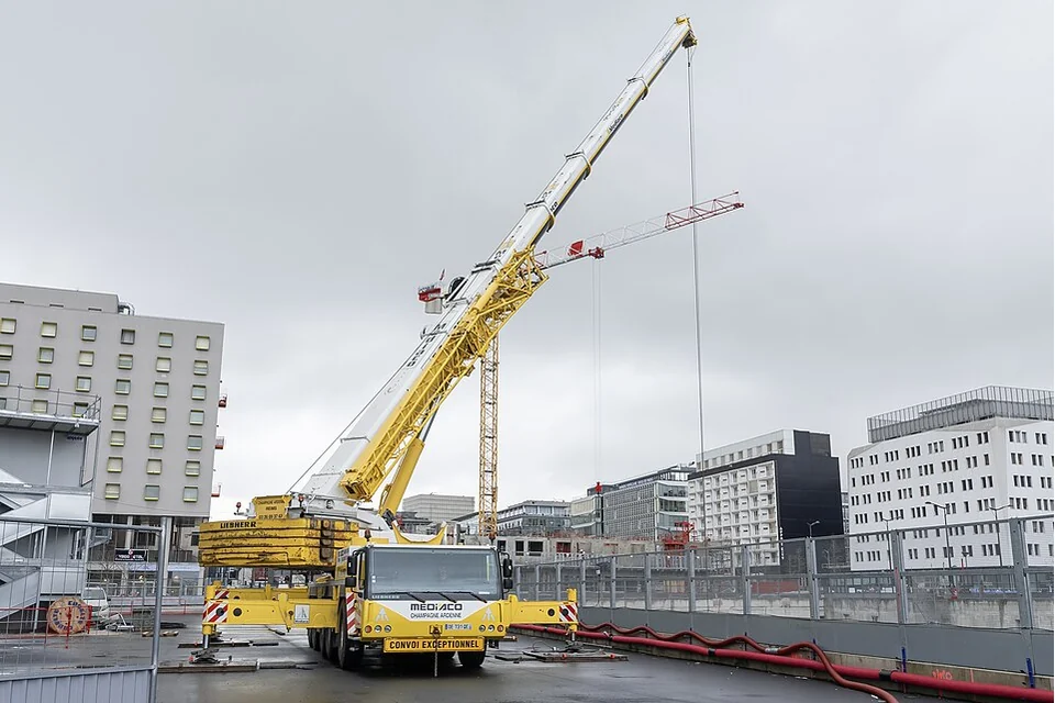 Grua móvel 200 t — Liebherr LTM1200-5.1, fotografia de máquina real