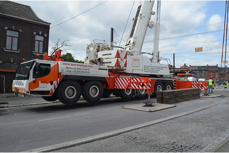 Grua móvel 300 t ou mais — Liebherr LTM1350-6.1, fotografia de máquina real