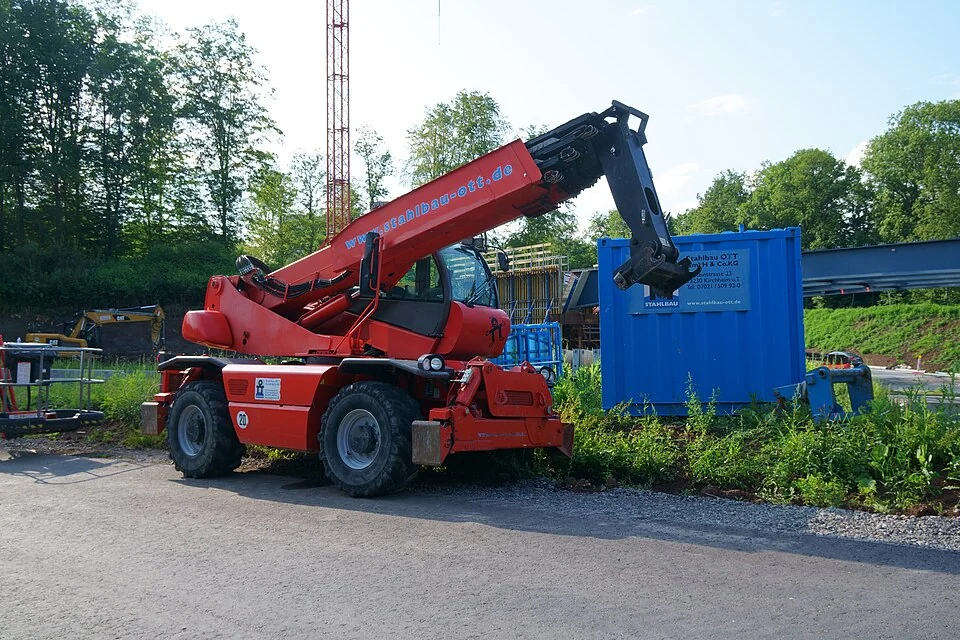 Manipulador telescópico rotativo 21 m — Manitou MRT2150 Privilege, fotografia de máquina real