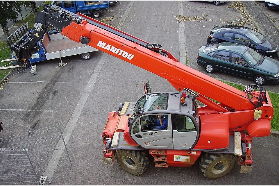Manipulador telescópico rotativo 25 m — Manitou MRT2540, fotografia de máquina real