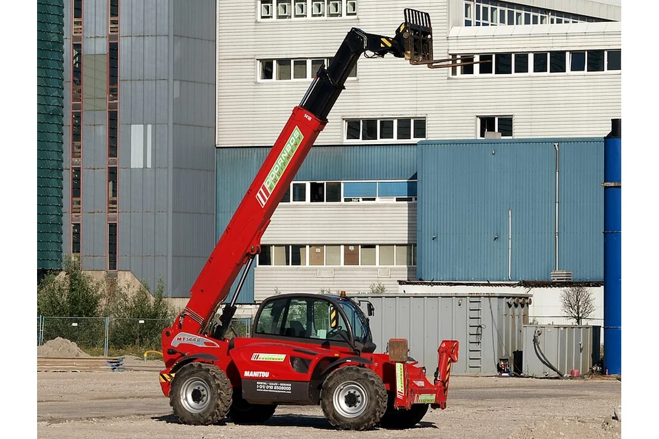 Manipulador telescópico 12 a 14 m — Manitou MT1440, fotografia de máquina real