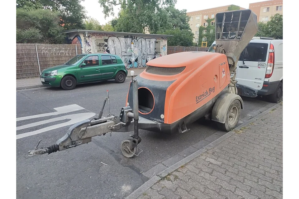 Máquina de projetar reboco Putzmeister Brinkmann EstrichBoy, modelo não identificado; Transportador pneumático de betonilha semi-seca.