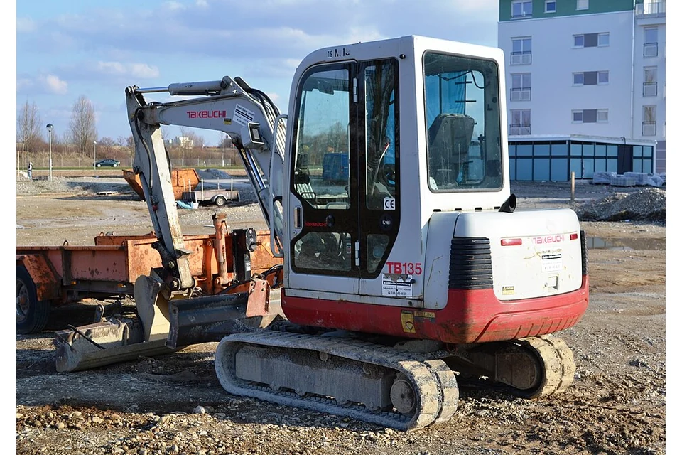Mini-escavadora 3,5 t — fotografia real de Takeuchi TB135