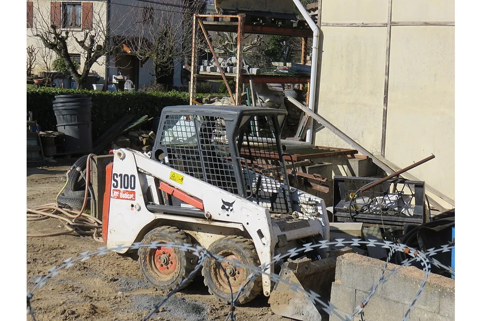 Minicarregadora de rodas 500 kg — fotografia real de Bobcat S100