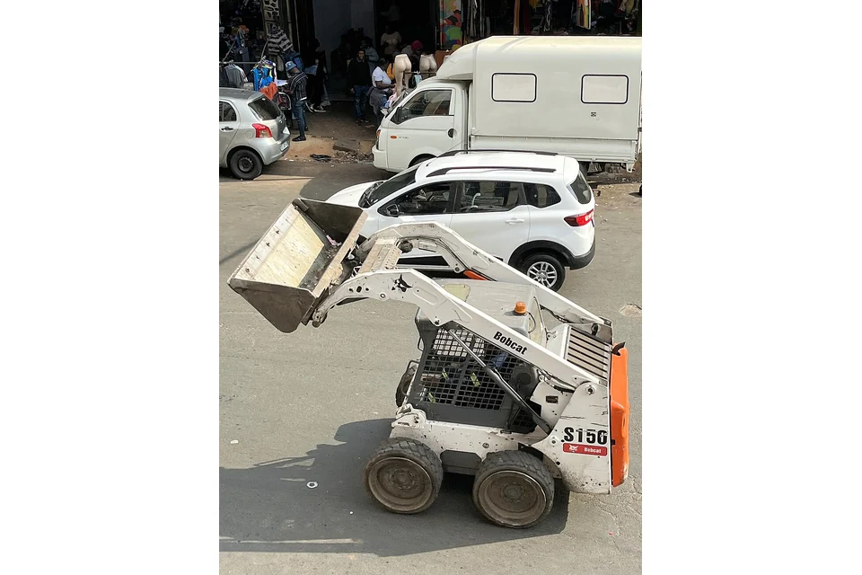 Minicarregadora de rodas 700 kg — fotografia real de Bobcat S150
