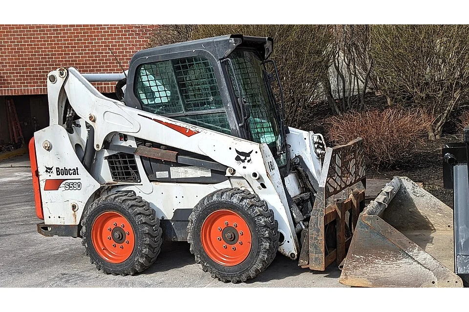 Minicarregadora de rodas 900 kg — fotografia real de Bobcat S590