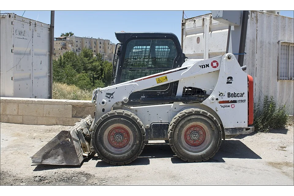 Minicarregadora de rodas 1100 kg — fotografia real de Bobcat S630