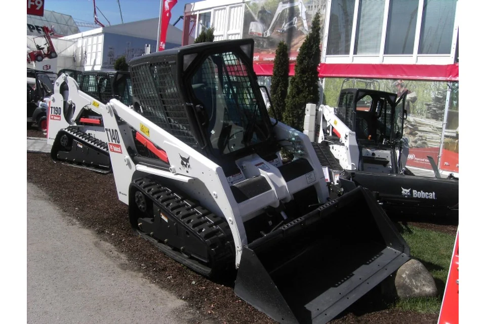Minicarregadora de rastos 600 kg — fotografia real de Bobcat T140