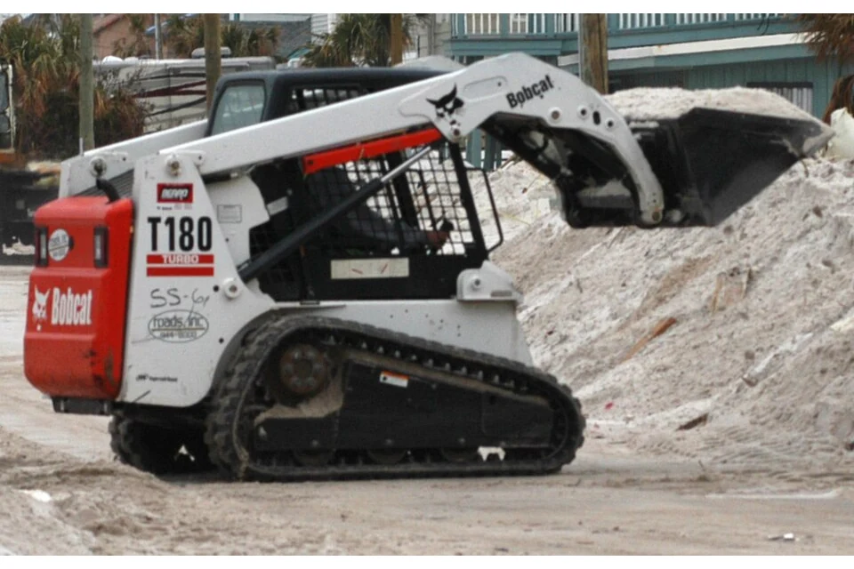 Minicarregadora de rastos 800 kg — fotografia real de Bobcat T180