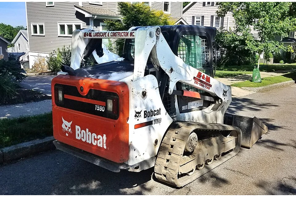 Minicarregadora de rastos 1000 kg — fotografia real de Bobcat T590
