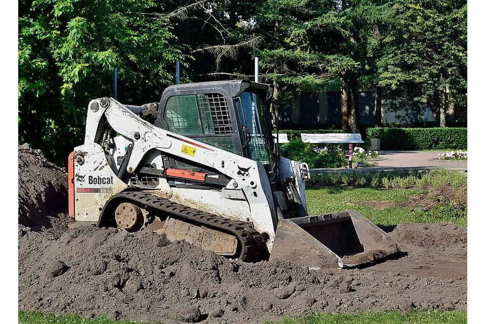 Minicarregadora de rastos 1200 kg — fotografia real de Bobcat T650