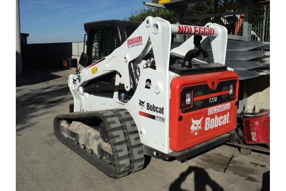 Minicarregadora de rastos 1500 kg ou mais — fotografia real de Bobcat T770