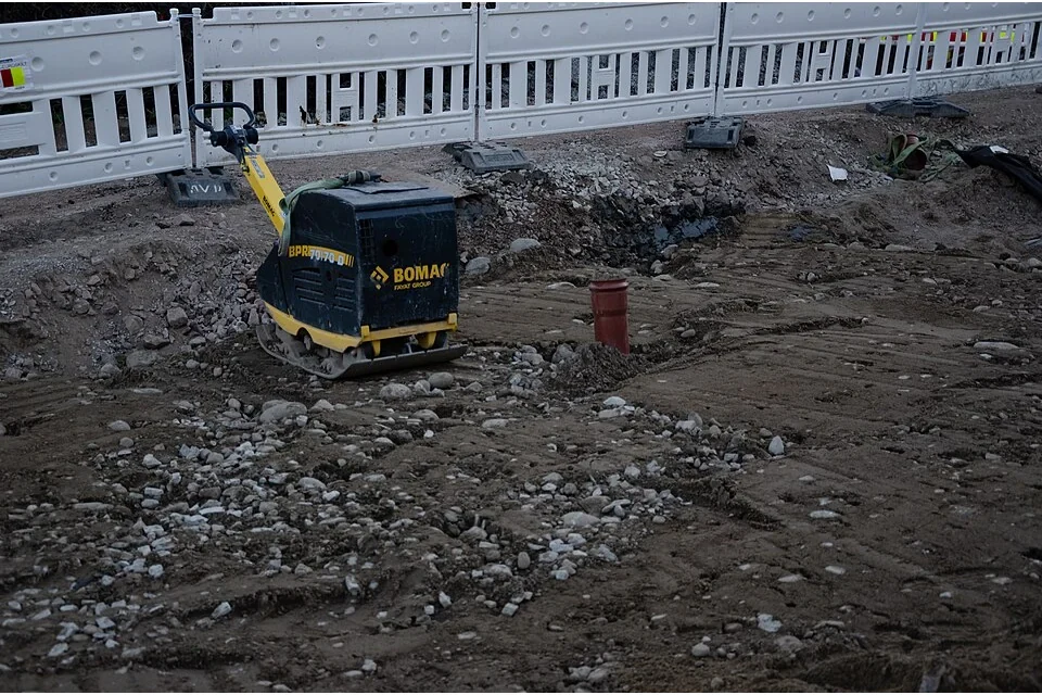 Placa vibratória reversível BOMAG BPR 70/70 D; Peso operativo 570–580 kg, conforme versão.