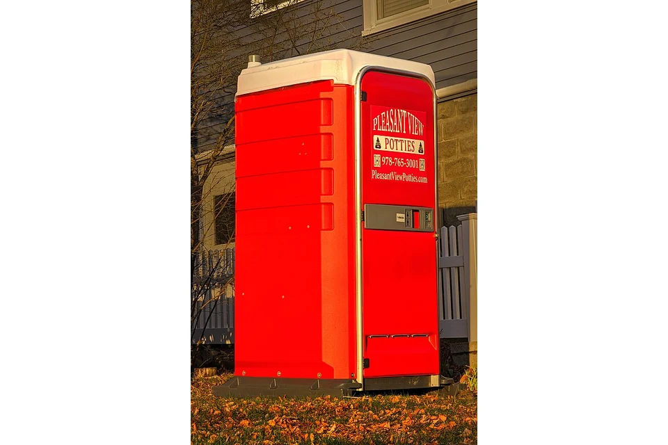 Cabine sanitária portátil standard, sem adaptação de mobilidade identificada.