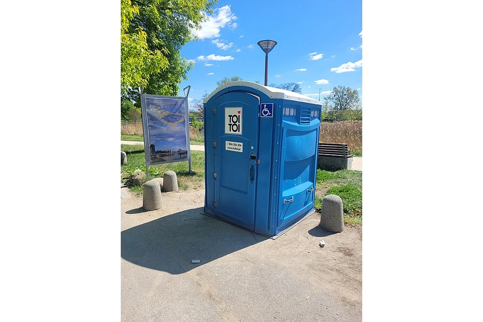 Cabine sanitária portátil TOI TOI adaptada a pessoas com mobilidade reduzida.