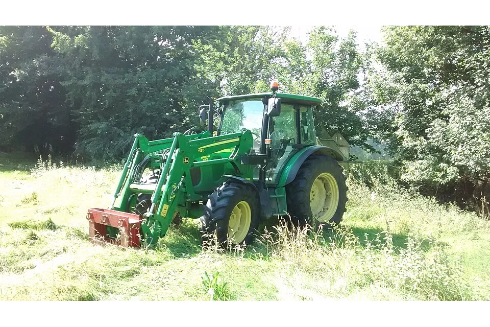 Trator agrícola John Deere 5080M — 59 kW (80 cv)