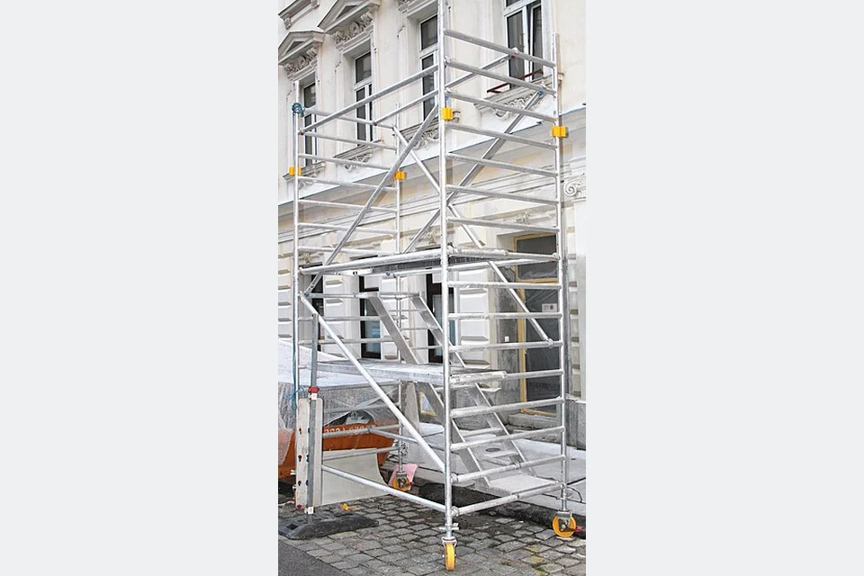 Torre de andaime em alumínio, com plataformas, escada e rodas.