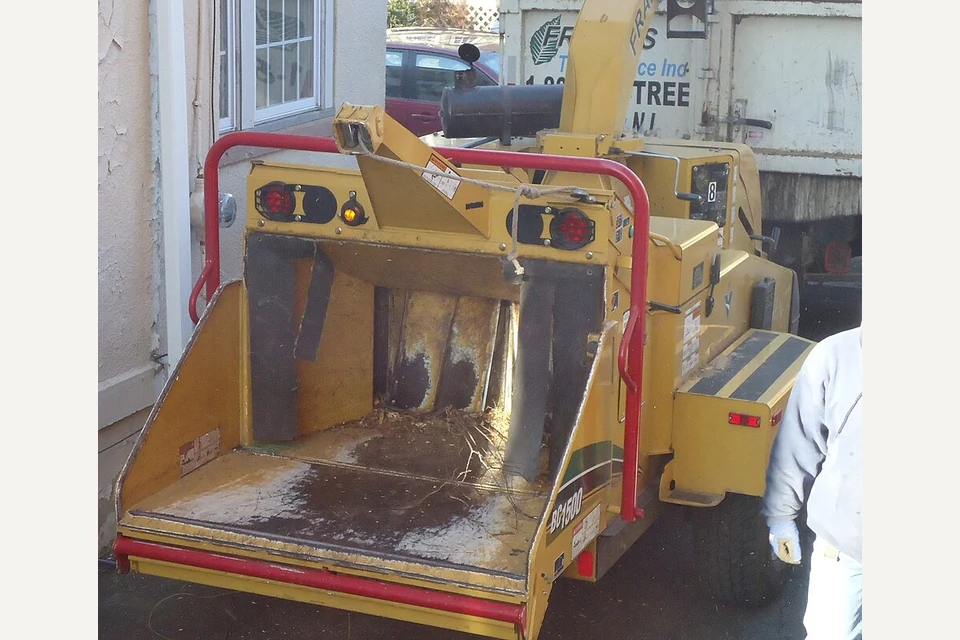 Biotriturador amarelo com tremonha de alimentação para ramos