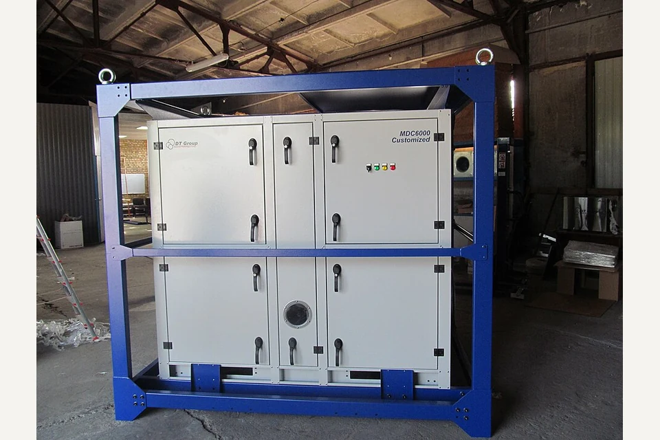 Desumidificador industrial de aluguer numa estrutura metálica azul