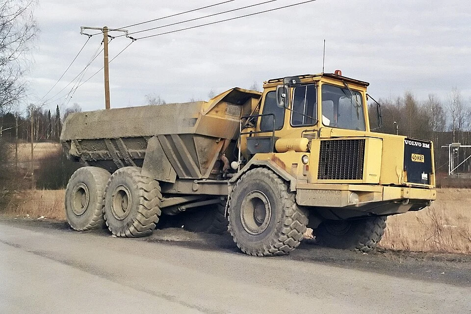 Dumper articulado — fotografia real de equipamento