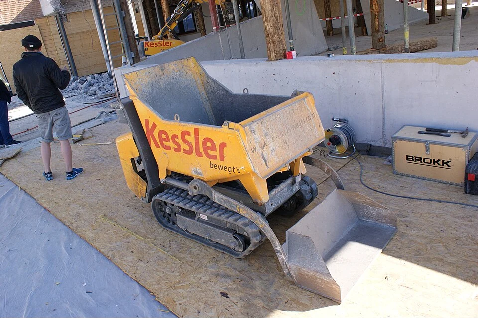 Mini dumper de rastos — fotografia real de equipamento