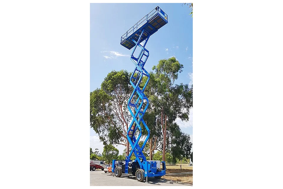 Plataforma tesoura todo-o-terreno — fotografia de equipamento real