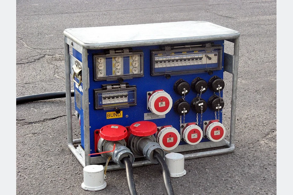 Quadro elétrico de obra com tomadas industriais e proteções.