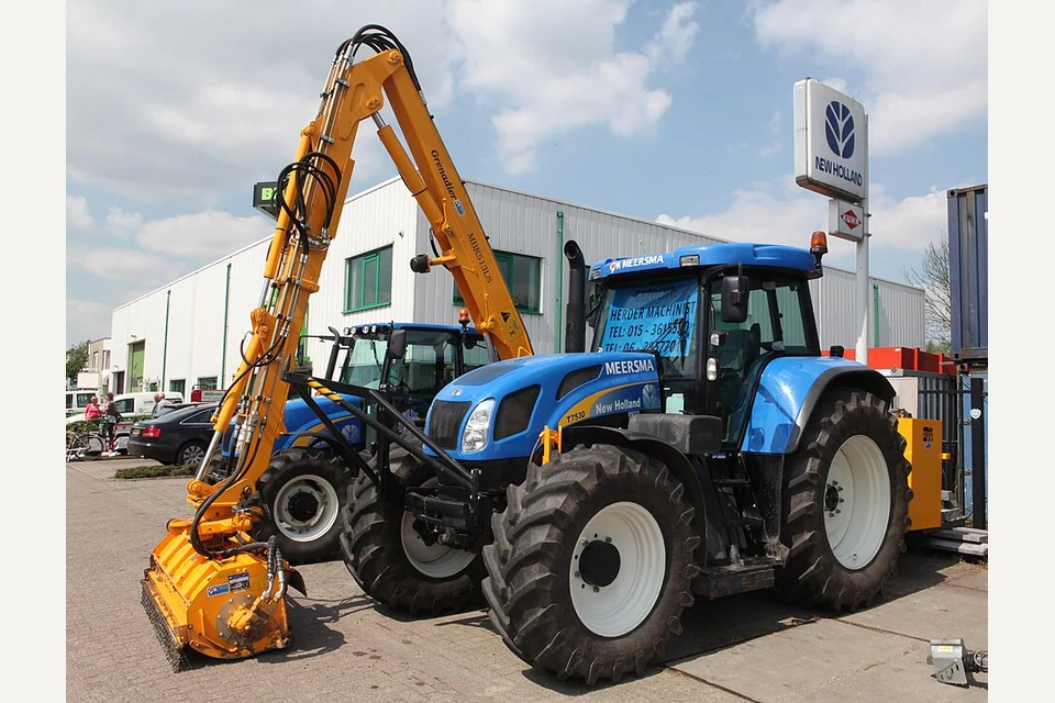 Trator agrícola New Holland azul com cabine
