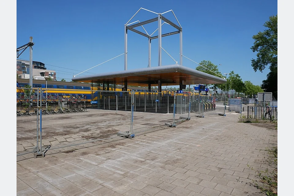 Painéis metálicos amovíveis vedam a zona de uma obra.